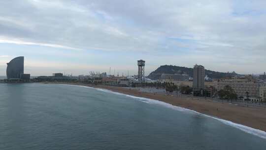 巴塞罗那海滨W豪华酒店附近的巴塞罗那海滩视频素材模板下载