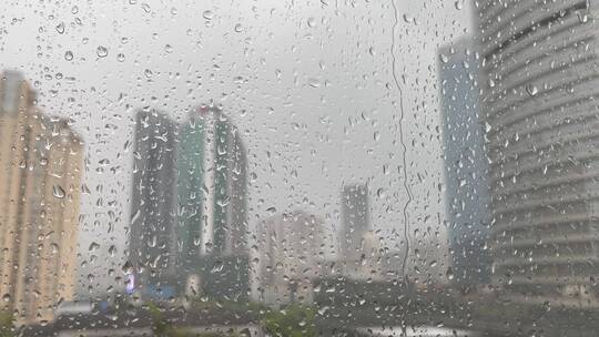 下大雨窗户上的雨滴