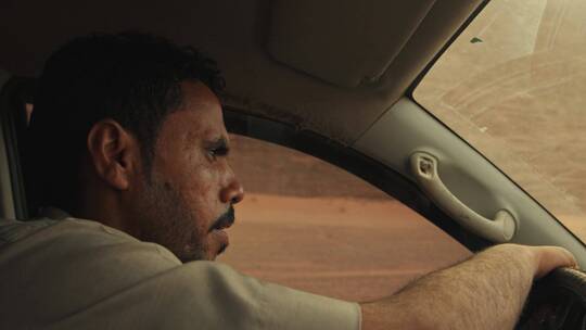 司机在沙漠中开越野车视频素材模板下载