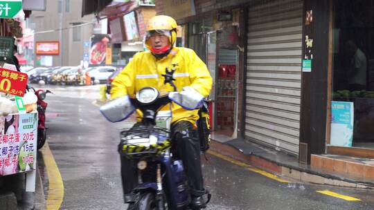 下雨天送外卖骑手