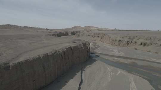 航拍飞越峡谷沙漠溪流