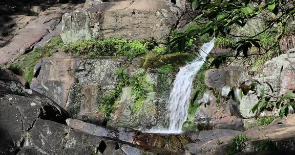 阳光山涧溪流泉水