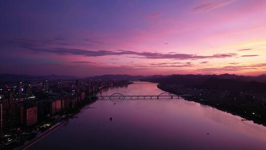 夕阳下杭州钱塘江两岸现代都市风光