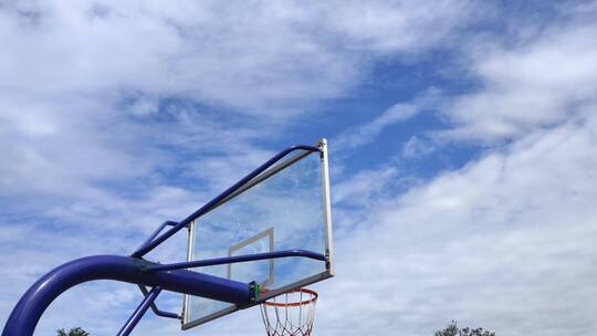 篮球场上练习投篮视频素材模板下载