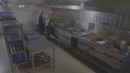 监控视角食堂厨房厨师炒菜视频素材模板下载