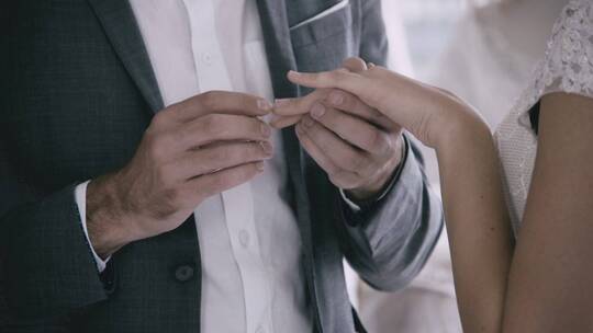 新郎为新娘戴上结婚戒指慢镜头
