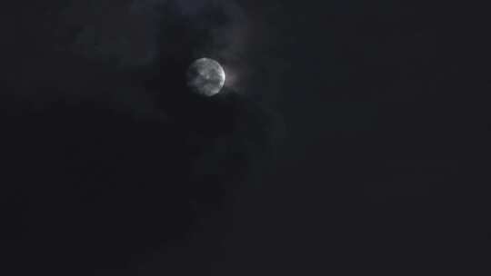 黑云遮住月亮