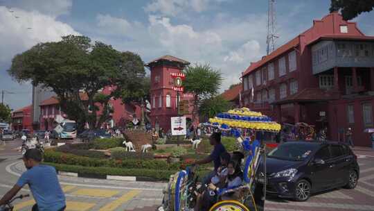 绕过街道市场和建筑物附近交通圈的车辆
