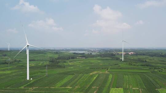 4k 航拍乡村田园涡轮风力发电机