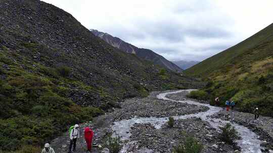 航拍攀登四川贡嘎山区贡巴峰雪山的登山者