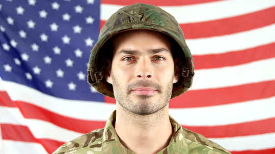 士兵在美国国旗前敬礼视频素材模板下载