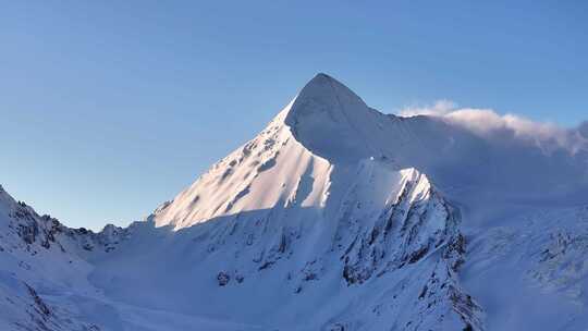 中国西藏那曲市萨普山峰雪山蓝天白云