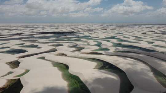 巴西标志性的雨水湖和沙丘。Lencois Maranhens巴西。