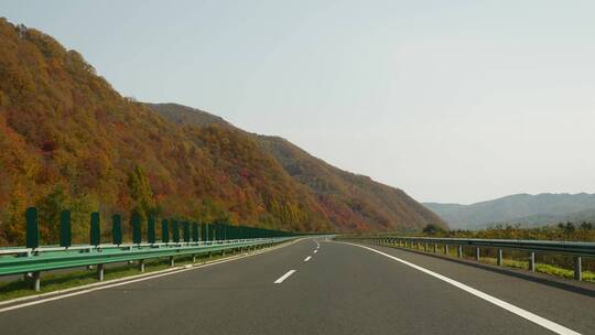 东北秋天公路两边的大山景色