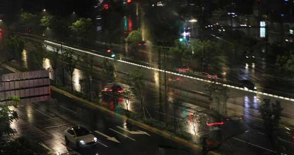 夏季城市下雨天 暴风雨中车流