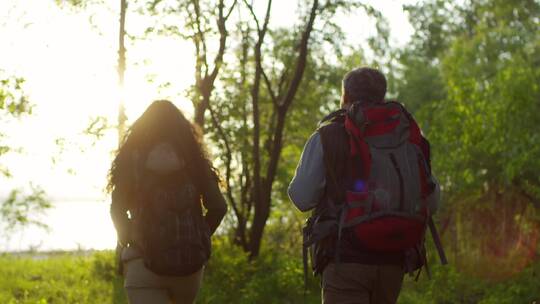 日落时分在森林徒步旅行的夫妇