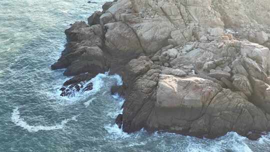 海边悬崖俯拍海岛海岸线岛屿岸边海水拍打