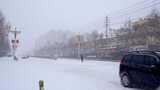 4k北方城市下大雪的马路上的车辆高清在线视频素材下载