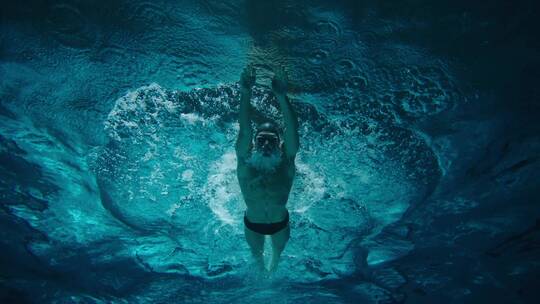 运动员在水下游泳视频素材模板下载