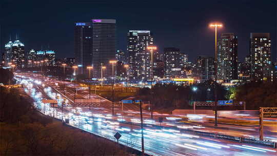 加拿大多伦多，延时摄影——从桥上看到的安大略401高速公路夜间特写视频素材模板下载