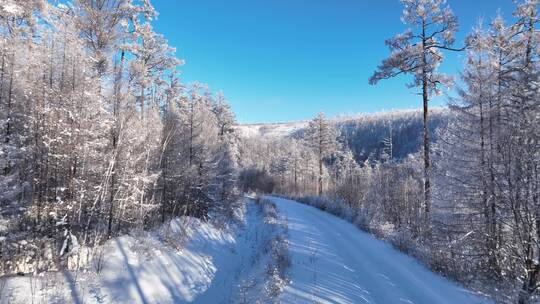 航拍林海雪原雪林山路