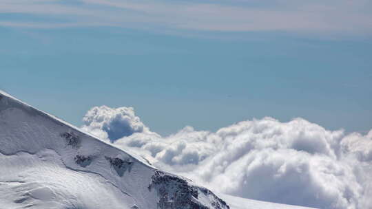 雪峰上云海的延时摄像