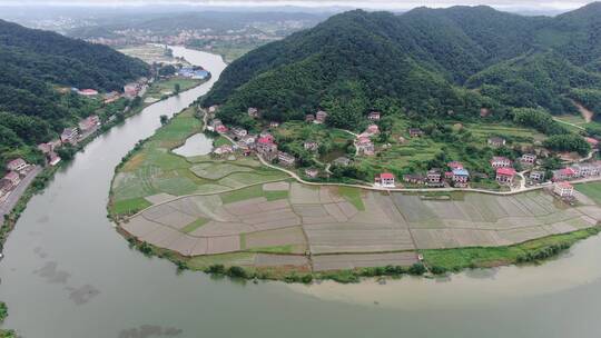 航拍依山傍水美丽乡村田园