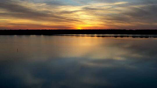 湖面日出日落