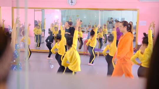 小女孩们练舞 舞蹈教学