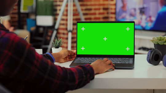 在笔记本电脑上的绿屏