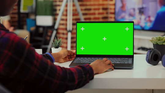 在笔记本电脑上的绿屏视频素材模板下载