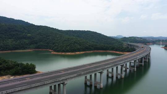 高速公路行驶的黄色大货车