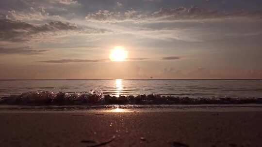 日落时分海浪拍打沙滩