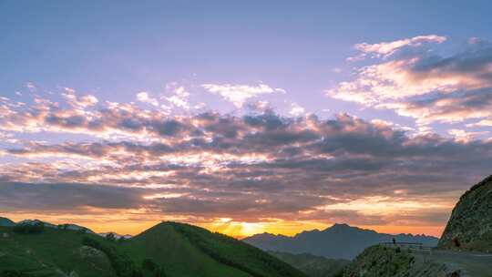 清晨云海日出云层山顶山林山峰云雾缭绕风景