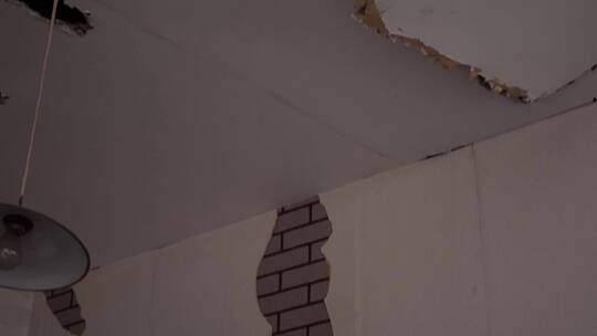 【镜头合集】地震损毁坍塌破烂的房屋视频素材模板下载
