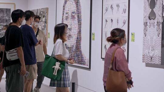 美术馆参观的市民情侣游客美术展合集视频素材模板下载