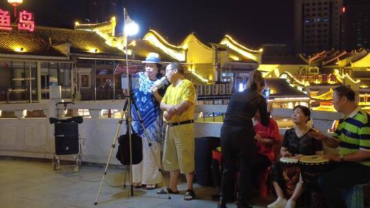 郴州裕后街石拱桥游客唱歌直播灯光夜景