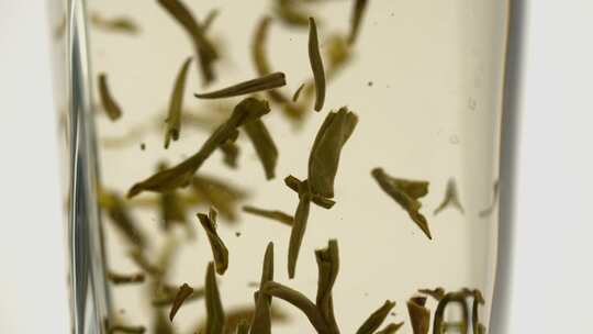 玻璃杯中的绿茶特写