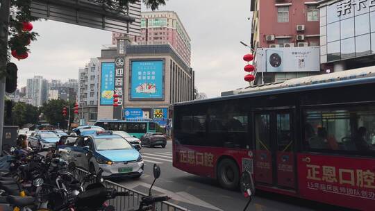 交通繁忙的十字路口行人汽车等红绿灯过马路