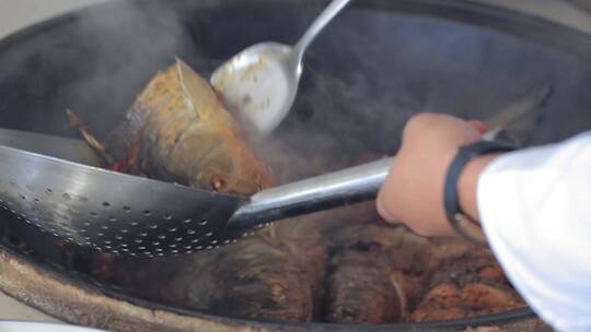 铁锅炖鱼出锅起锅装盘