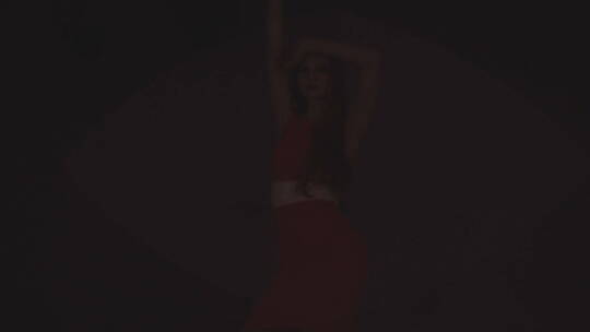 美丽红发女郎年轻的女人在夜总会跳舞视频素材模板下载
