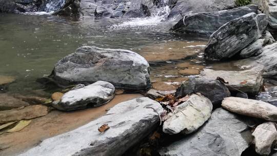 山涧清泉任性流 远无积虑近无忧