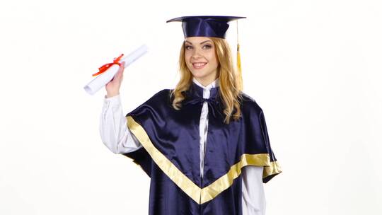 穿着毕业礼服拿着文凭的女生