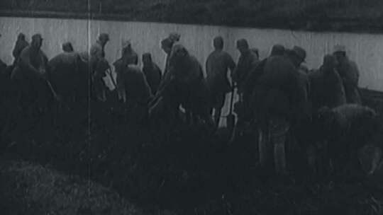 解放战争三大战役解放军舟桥部队架设浮桥