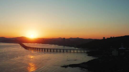 航拍夕阳跨海大桥大海