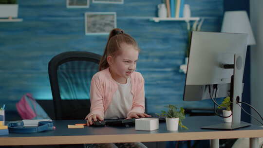 小女孩对着电脑
