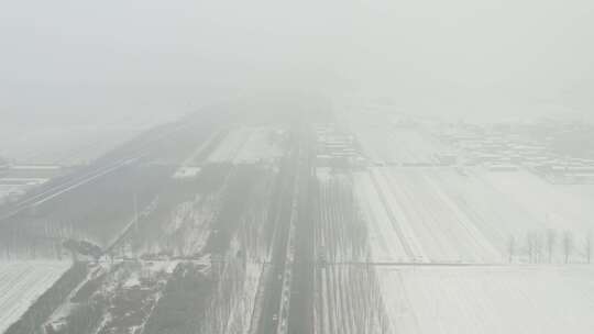 航拍雪景公路