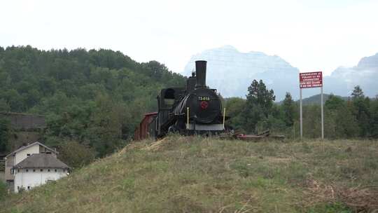 波斯尼亚和黑塞哥维那的火车在山上的波斯尼