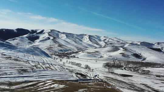 内蒙古红石崖下雪山