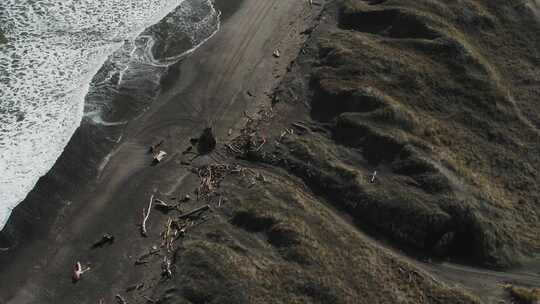 一辆四驱车进入新西兰海滩西海岸。